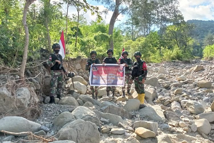 Perbatasan adalah garis yang menandai batas wilayah antara dua negara. Di Indonesia, perbatasan dengan negara tetangga menjadi isu yang sangat penting, baik dari segi keamanan, ekonomi, maupun hubungan sosial. Salah satu daerah perbatasan yang cukup dikenal adalah Kabupaten Belu, Nusa Tenggara Timur (NTT), yang berbatasan langsung dengan Timor Leste. Namun, belakangan ini, kabar mengejutkan datang dari wilayah ini, di mana sembilan patok perbatasan antara Indonesia dan Timor Leste dilaporkan hilang akibat diterjang banjir. Kejadian ini menimbulkan berbagai dampak, baik bagi masyarakat lokal maupun bagi hubungan Indonesia dan Timor Leste. Artikel ini akan membahas lebih dalam mengenai kejadian tersebut, dampaknya, serta langkah-langkah yang diambil untuk mengatasi masalah ini. 1. Sejarah Patok Perbatasan RI-Timor Leste Patok perbatasan antara Indonesia dan Timor Leste memiliki sejarah yang panjang dan rumit. Setelah Timor Leste merdeka pada tahun 2002, perbatasan antara kedua negara ini menjadi salah satu isu yang penting untuk diselesaikan. Penentuan batas wilayah ini melibatkan berbagai aspek, termasuk sejarah, geografi, dan politik. Patok-patok yang ada sekarang merupakan hasil dari berbagai negosiasi dan kesepakatan internasional. Berdasarkan kesepakatan yang telah dibuat, terdapat beberapa titik patok yang ditetapkan sebagai batas wilayah. Patok-patok ini tidak hanya berfungsi sebagai tanda batas, tetapi juga simbol kedaulatan masing-masing negara. Namun, dalam beberapa tahun terakhir, kondisi cuaca ekstrem, seperti hujan lebat, telah menyebabkan sejumlah permasalahan, termasuk hilangnya patok-patok perbatasan. Dalam konteks Belu, banjir yang terjadi baru-baru ini telah mengakibatkan hilangnya sembilan patok perbatasan, yang menambah kerumitan dalam pengelolaan batas wilayah. Dari segi sejarah, patok-patok ini juga menyimpan cerita. Di balik setiap patok terdapat kisah masyarakat yang tinggal di sekitarnya, yang hidup berdampingan dengan perbedaan budaya dan sistem pemerintahan. Beberapa komunitas di perbatasan memiliki tradisi dan kebiasaan yang unik, yang terkadang dipengaruhi oleh keadaan geografis serta batas negara. Kehilangan patok perbatasan ini tidak hanya berdampak pada aspek fisik, tetapi juga pada hubungan antar masyarakat di kedua sisi perbatasan. 2. Penyebab Hilangnya Patok Perbatasan Banjir yang melanda Kabupaten Belu merupakan salah satu penyebab utama hilangnya patok perbatasan tersebut. Perubahan iklim yang menyebabkan cuaca ekstrem, seperti hujan lebat, menjadi faktor risiko yang signifikan bagi keberadaan patok-patok ini. Kejadian banjir yang tiba-tiba dan melimpah dapat menggerus tanah dan mengakibatkan patok yang tertancap di dalam tanah menjadi tidak stabil. Dalam kondisi ini, patok-patok yang seharusnya menjadi penanda batas wilayah menjadi hilang atau bahkan rusak. Selain faktor alam, terdapat juga faktor manusia yang berkontribusi pada hilangnya patok perbatasan. Aktivitas pembangunan infrastruktur, seperti jalan dan bangunan, sering kali tidak memperhatikan keberadaan patok-patok perbatasan. Hal ini dapat menyebabkan patok-patok tersebut terabaikan dan berisiko hilang akibat kegiatan konstruksi. Masyarakat setempat, dalam beberapa kasus, mungkin tidak menyadari pentingnya keberadaan patok sebagai penanda batas, sehingga mereka tidak berupaya melindunginya. Upaya pemeliharaan dan pengawasan terhadap patok-patok perbatasan juga menjadi penting. Jika tidak ada perhatian yang cukup dari pemerintah dan masyarakat, maka hilangnya patok ini bisa menjadi masalah yang lebih besar di masa depan. Oleh karena itu, perlu adanya langkah-langkah preventif untuk memastikan keberadaan patok-patok perbatasan tetap terjaga meskipun terjadi cuaca ekstrim. 3. Dampak Hilangnya Patok Perbatasan Hilangnya sembilan patok perbatasan di Kabupaten Belu tentu membawa dampak yang signifikan, baik bagi masyarakat lokal maupun hubungan diplomatik antara Indonesia dan Timor Leste. Di tingkat lokal, hilangnya patok ini berdampak pada ketidakpastian mengenai batas wilayah. Masyarakat yang tinggal di sekitar perbatasan mungkin merasa bingung mengenai siapa yang berwenang mengelola sumber daya alam di wilayah tersebut. Ketidakpastian ini dapat memicu konflik berkepanjangan antara masyarakat yang tinggal di kedua sisi perbatasan. Di sisi lain, dampak hilangnya patok perbatasan ini juga dapat memengaruhi hubungan diplomatik antara Indonesia dan Timor Leste. Patok perbatasan bukan hanya sekadar tanda fisik; mereka merupakan simbol kedaulatan dan pengakuan terhadap wilayah masing-masing. Ketika patok-patok tersebut hilang, bisa saja muncul asumsi bahwa salah satu negara berusaha untuk memperluas wilayahnya. Hal ini bisa menimbulkan ketegangan dan mengganggu hubungan baik yang telah terjalin antara kedua negara. Dari perspektif hukum internasional, hilangnya patok perbatasan juga dapat menimbulkan masalah yang membutuhkan penyelesaian. Kedua negara perlu bekerja sama untuk menanggulangi masalah ini, dengan melakukan survei ulang dan penentuan batas yang lebih jelas. Proses ini tentunya tidak mudah dan bisa memakan waktu yang lama, mengingat kompleksitas hubungan kedua negara. 4. Langkah-Langkah Pemulihan Menghadapi hilangnya sembilan patok perbatasan, kedua negara perlu segera mengambil langkah-langkah pemulihan. Pertama, pemerintah Indonesia dan Timor Leste harus melakukan survei ulang untuk menentukan posisi sebenarnya dari patok-patok yang hilang. Hal ini dapat dilakukan dengan melibatkan ahli geografi, pemetaan, dan teknologi informasi geospasial untuk mendapatkan data yang akurat. Kedua, perlu adanya sosialisasi kepada masyarakat mengenai pentingnya keberadaan patok perbatasan. Kegiatan ini dapat dilakukan melalui seminar, lokakarya, atau sosialisasi di tingkat desa. Masyarakat perlu menyadari bahwa patok-patok ini bukan hanya tanda batas, tetapi juga simbol persahabatan dan kerjasama antara Indonesia dan Timor Leste. Ketiga, pemerintah juga perlu memperkuat kerjasama bilateral dengan Timor Leste dalam pengelolaan perbatasan. Hal ini bisa dilakukan melalui pertemuan rutin antara kedua negara untuk membahas masalah yang berkaitan dengan perbatasan, termasuk program pemeliharaan patok. Dengan adanya kerjasama yang baik, masalah hilangnya patok perbatasan dapat diminimalisir di masa depan.