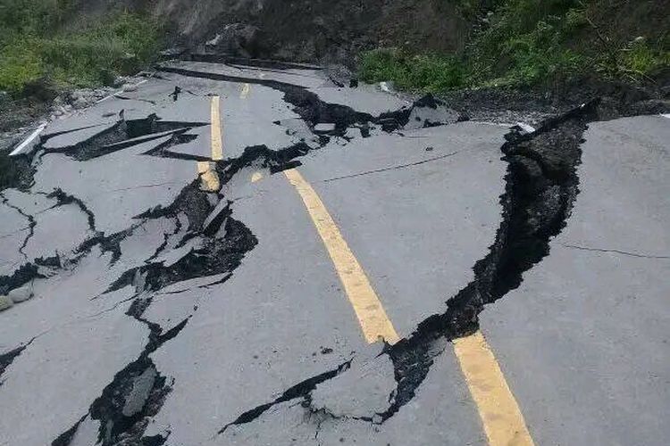 Kabupaten Belu, yang terletak di perbatasan Indonesia-Timor Leste, merupakan salah satu daerah yang kaya akan sumber daya alam dan budaya. Namun, fenomena alam seperti hujan deras sering kali berdampak signifikan terhadap kehidupan masyarakat dan infrastruktur daerah tersebut. Baru-baru ini, hujan deras yang melanda Kabupaten Belu menyebabkan amblesnya Jalan Sabuk Merah, jalan utama yang menghubungkan Indonesia dan Timor Leste. Kejadian ini menimbulkan banyak pertanyaan dan memerlukan perhatian serius dari pemerintah dan masyarakat. Artikel ini akan mengupas lebih dalam mengenai hujan deras yang melanda Kabupaten Belu, dampaknya terhadap Jalan Sabuk Merah, serta upaya yang perlu dilakukan untuk mencegah kejadian serupa di masa mendatang. 1. Penyebab Hujan Deras di Kabupaten Belu Hujan deras yang terjadi di Kabupaten Belu tidak terlepas dari beberapa faktor yang saling berkaitan. Pertama, letak geografis Kabupaten Belu berada di daerah tropis, yang secara alami memiliki curah hujan tinggi. Namun, belakangan ini, perubahan iklim global semakin mempengaruhi pola cuaca di seluruh dunia, termasuk di Indonesia. Peningkatan suhu global menyebabkan perubahan arah dan kekuatan arus angin, yang pada gilirannya berdampak pada distribusi hujan. Kedua, faktor lokal seperti deforestasi dan perubahan lahan juga turut berkontribusi terhadap meningkatnya intensitas hujan. Ketika lahan hutan ditebang atau dialihfungsikan menjadi lahan pertanian, kemampuan tanah untuk menyerap air berkurang drastis. Akibatnya, ketika hujan turun dengan deras, air tidak dapat terserap dengan baik dan menyebabkan banjir serta erosi tanah. Selain itu, adanya fenomena alam seperti siklon tropis dan badai juga dapat meningkatkan curah hujan di daerah tertentu. Di Kabupaten Belu, hal ini bisa terjadi ketika siklon tropis di sekitar wilayah tersebut membawa awan hujan yang cukup lebat. Kombinasi dari berbagai faktor ini menyebabkan hujan deras yang mengakibatkan amblesnya Jalan Sabuk Merah. 2. Dampak Hujan Deras Terhadap Jalan Sabuk Merah Dampak dari hujan deras yang melanda Kabupaten Belu sangat signifikan, terutama terhadap infrastruktur jalan. Jalan Sabuk Merah, yang merupakan akses vital bagi masyarakat untuk beraktivitas dan bertransaksi antara Indonesia dan Timor Leste, mengalami kerusakan parah akibat ambles. Kejadian ini tidak hanya mengganggu mobilitas masyarakat, tetapi juga memengaruhi perekonomian lokal. Amblesnya jalan ini menyebabkan sejumlah kendaraan terjebak dan mengganggu arus transportasi barang. Hal ini tentu berpengaruh pada pasokan kebutuhan pokok dan barang dagangan di kedua negara. Masyarakat yang mengandalkan jalan ini untuk keperluan sehari-hari harus mencari jalur alternatif yang mungkin tidak seaman dan secepat jalan utama. Lebih lanjut, kerusakan jalan ini juga menimbulkan potensi untuk terjadinya kecelakaan. Jalan yang ambles dapat menyebabkan kendaraan kehilangan kendali, yang berakibat fatal bagi pengemudi dan penumpang. Untuk itu, aspek keselamatan menjadi hal yang sangat penting dipertimbangkan oleh pihak berwenang. Dalam jangka panjang, kerusakan infrastruktur seperti ini akan memerlukan biaya perbaikan yang tidak sedikit. Pemerintah daerah dan pusat harus merespon dengan cepat untuk mengatasi kerusakan ini agar tidak berlanjut ke masalah yang lebih besar. Penanganan yang lambat dapat berakibat pada ketidakpuasan masyarakat dan berpotensi memicu demonstrasi atau protes. 3. Tindakan Penanggulangan dan Perbaikan Setelah terjadinya ambles pada Jalan Sabuk Merah, langkah-langkah penanggulangan harus segera diambil. Pemerintah daerah perlu melakukan evaluasi dan survei mendetail untuk memahami sejauh mana kerusakan yang terjadi. Hal ini penting untuk menentukan langkah perbaikan yang tepat dan efektif. Perbaikan jalan yang ambles harus dilakukan dengan menggunakan teknik rekayasa yang baik, agar kejadian serupa tidak terulang kembali. Pembangunan drainase yang baik menjadi salah satu solusi untuk memastikan air hujan dapat mengalir dengan baik dan tidak menggenangi jalan. Selain itu, pihak berwenang juga perlu melakukan pemeliharaan rutin pada jalan-jalan yang ada, sehingga setiap kerusakan kecil dapat segera ditangani sebelum berkembang menjadi masalah besar. Sosialisasi kepada masyarakat mengenai pentingnya menjaga lingkungan juga perlu dilakukan. Masyarakat harus diberikan pemahaman mengenai dampak dari deforestasi dan pentingnya menjaga keseimbangan ekosistem. Dengan menyadari akan hal ini, diharapkan masyarakat bisa berperan aktif dalam menjaga lingkungan sekitar. Terakhir, pemerintah juga perlu berkolaborasi dengan peneliti dan ahli cuaca untuk memantau dan memprediksi cuaca ekstrem yang mungkin terjadi di masa mendatang. Dengan informasi yang akurat, tindakan pencegahan dapat dilakukan lebih dini, sehingga kerugian yang diakibatkan oleh bencana alam dapat diminimalkan. 4. Pentingnya Kesadaran dan Persiapan Menghadapi Hujan Deras Kesadaran masyarakat tentang perubahan iklim dan pola cuaca yang semakin tidak menentu sangatlah penting. Edukasi mengenai dampak dari hujan deras, serta cara-cara untuk menghadapi dan mengurangi risikonya, perlu dilakukan secara berkesinambungan. Masyarakat harus dilibatkan dalam upaya mitigasi risiko bencana, seperti pelatihan dan simulasi menghadapi bencana alam. Pemerintah daerah juga perlu menyediakan informasi yang jelas dan akurat terkait dengan kondisi cuaca. Informasi ini sangat penting untuk membantu masyarakat melakukan persiapan yang diperlukan, seperti mempersiapkan tempat evakuasi dan menyimpan kebutuhan pokok. Selain itu, masyarakat juga perlu didorong untuk membangun infrastruktur mandiri, seperti kolam penampungan air hujan, yang bisa membantu mengurangi volume air yang mengalir ke jalan. Dengan adanya kolam ini, diharapkan tanah bisa lebih menyerap air, mengurangi risiko banjir, dan memperpanjang umur jalan. Dengan semua langkah ini, diharapkan masyarakat dapat lebih siap dan tanggap dalam menghadapi hujan deras di masa mendatang, serta mengurangi dampak negatif yang bisa ditimbulkan. Kesadaran kolektif dan persiapan yang matang akan sangat berpengaruh terhadap ketahanan masyarakat terhadap bencana alam.