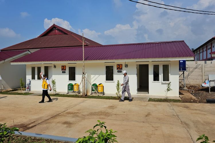 Kabupaten Belu, yang terletak di bagian timur Indonesia, merupakan salah satu daerah yang memiliki potensi besar dalam sektor perumahan. Dengan pemandangan alam yang indah dan budaya yang kaya, Belu menawarkan lingkungan yang nyaman bagi para penduduk. Namun, tantangan utama bagi banyak orang adalah menemukan perumahan yang terjangkau, terutama bagi mereka yang memiliki bujet terbatas. Dalam artikel ini, kita akan membahas berbagai pilihan perumahan terjangkau di bawah Rp 200 juta di Kabupaten Belu. Kami akan menjelajahi berbagai jenis hunian, lokasi strategis, serta keuntungan memiliki rumah di area ini, sehingga Anda dapat membuat keputusan yang tepat dalam membeli rumah impian Anda. 1. Jenis-jenis Perumahan Terjangkau di Kabupaten Belu Di Kabupaten Belu, terdapat berbagai jenis perumahan yang ditawarkan dengan harga di bawah Rp 200 juta. Jenis-jenis ini mencakup rumah tipe sederhana, rumah minimalis, hingga rumah susun. Rumah Tipe Sederhana Rumah tipe sederhana adalah pilihan yang paling umum di Kabupaten Belu. Dengan luas bangunan yang bervariasi, biasanya antara 36 hingga 60 meter persegi, rumah ini dirancang untuk memenuhi kebutuhan dasar penghuni. Umumnya, rumah tipe sederhana memiliki dua hingga tiga kamar tidur, satu kamar mandi, dan ruang tamu yang cukup luas. Rumah Minimalis Rumah minimalis menjadi pilihan yang semakin populer di kalangan masyarakat, terutama generasi muda. Dengan desain yang modern dan fungsional, rumah minimalis sering kali menawarkan efisiensi ruang yang tinggi. Di Kabupaten Belu, harga rumah minimalis mulai dari Rp 150 juta hingga Rp 200 juta. Biasanya, rumah minimalis ini dilengkapi dengan fasilitas seperti taman kecil, carport, dan terkadang dilengkapi dengan sistem keamanan. Rumah Susun Selain rumah tapak, rumah susun juga merupakan alternatif perumahan terjangkau di Kabupaten Belu. Konsep hunian vertikal ini cocok untuk masyarakat yang mendambakan hunian dengan harga terjangkau dan fasilitas yang lebih lengkap. Dengan harga mulai dari Rp 100 juta, Anda sudah bisa mendapatkan unit di rumah susun yang biasanya dilengkapi dengan fasilitas bersama seperti taman, area bermain, dan tempat parkir. Keunggulan Memilih Jenis Perumahan ini Memilih jenis perumahan yang tepat sangat penting untuk kenyamanan dan keberlanjutan hidup di masa depan. Rumah tipe sederhana menawarkan kenyamanan dan kepraktisan bagi keluarga kecil, sementara rumah minimalis memberikan sentuhan modern dan efisiensi. Di sisi lain, rumah susun menawarkan solusi bagi mereka yang ingin memiliki hunian dengan biaya lebih rendah namun tetap memiliki akses ke fasilitas umum. 2. Lokasi Strategis Perumahan Terjangkau Memilih lokasi yang strategis sangat penting saat mencari perumahan terjangkau di Kabupaten Belu. Lokasi yang baik tidak hanya akan mempengaruhi kualitas hidup, tetapi juga nilai investasi properti di masa depan. Kawasan Pusat Kota Salah satu lokasi strategis adalah kawasan pusat kota. Meskipun harga tanah dan bangunan di pusat kota cenderung lebih tinggi, masih ada beberapa proyek perumahan yang menawarkan harga terjangkau. Kehidupan di pusat kota memberikan kemudahan akses ke berbagai fasilitas seperti sekolah, rumah sakit, dan pusat perbelanjaan. Ini tentu saja memberikan keuntungan bagi penghuni yang menginginkan efisiensi dalam aktivitas sehari-hari. Pinggiran Kota Kawasan pinggiran kota juga menjadi sorotan bagi banyak pencari rumah. Di daerah ini, Anda dapat menemukan banyak perumahan terjangkau dengan luas tanah yang lebih besar dibandingkan di pusat kota. Meskipun mungkin membutuhkan waktu lebih lama untuk mencapai pusat kota, banyak pengembang yang menawarkan akses transportasi yang baik, sehingga memudahkan penghuni untuk beraktivitas. Keunggulan Lokasi Memilih lokasi yang tepat akan memberikan keuntungan jangka panjang. Kawasan yang berkembang pesat dan memiliki infrastruktur yang baik cenderung meningkatkan nilai properti. Selain itu, jika Anda memilih lokasi yang dekat dengan fasilitas umum, Anda akan merasakan kenyamanan yang lebih dalam menjalani kehidupan sehari-hari. 3. Program Subsidi Perumahan di Kabupaten Belu Pemerintah Indonesia melalui Kementerian PUPR (Pekerjaan Umum dan Perumahan Rakyat) memiliki program subsidi perumahan yang dapat dimanfaatkan oleh masyarakat berpenghasilan rendah (MBR). Program ini dirancang untuk membantu masyarakat memiliki rumah dengan harga yang lebih terjangkau. Subsidi Bantuan Uang Muka Salah satu bentuk subsidi yang dapat dimanfaatkan adalah bantuan uang muka. Masyarakat yang memenuhi syarat dapat mendapatkan bantuan untuk mengurangi beban uang muka saat membeli rumah. Program ini memberikan kesempatan lebih luas bagi keluarga untuk memiliki rumah meskipun dengan penghasilan yang terbatas. KPR Bersubsidi Selain bantuan uang muka, ada juga program Kredit Perumahan Rakyat (KPR) bersubsidi. KPR ini menawarkan suku bunga yang lebih rendah dibandingkan dengan KPR reguler, sehingga mengurangi beban cicilan setiap bulan. Program ini sangat membantu bagi mereka yang berencana membeli rumah di Kabupaten Belu namun terkendala dengan biaya. Manfaat Program Subsidi Memanfaatkan program subsidi perumahan memungkinkan masyarakat untuk mewujudkan impian memiliki hunian. Dengan adanya subsidi, pembeli dapat menghemat uang dan mengalihkan dana tersebut untuk kebutuhan lainnya, seperti pendidikan anak atau investasi masa depan. Oleh karena itu, penting untuk mengetahui informasi mengenai program ini dan syarat-syarat yang berlaku. 4. Tips Memilih Perumahan Terjangkau yang Tepat Ketika mencari perumahan terjangkau, ada beberapa tips yang perlu diperhatikan agar Anda tidak salah pilih. Memilih hunian bukan hanya masalah harga, tetapi juga berkaitan dengan kenyamanan dan keamanan. Lakukan Riset Sebelum memutuskan untuk membeli, penting untuk melakukan riset terlebih dahulu. Anda dapat mencari informasi mengenai pengembang, lokasi, serta review dari penghuni di perumahan tersebut. Dengan informasi yang cukup, Anda akan lebih yakin dalam mengambil keputusan. Cek Legalitas dan Sertifikat Pastikan untuk memeriksa legalitas tanah dan sertifikat milik. Hal ini penting untuk menghindari masalah di kemudian hari. Anda juga dapat meminta bantuan notaris untuk memastikan semua dokumen legalitas valid dan sah. Pertimbangkan Kebutuhan Jangka Panjang Sebelum membeli, pertimbangkan juga kebutuhan jangka panjang. Apakah rumah tersebut akan cukup untuk keluarga Anda di masa depan? Apakah lokasi tersebut tetap strategis dan nyaman dalam jangka waktu yang panjang? Memikirkan hal-hal ini secara matang akan membantu Anda membuat keputusan yang lebih baik.