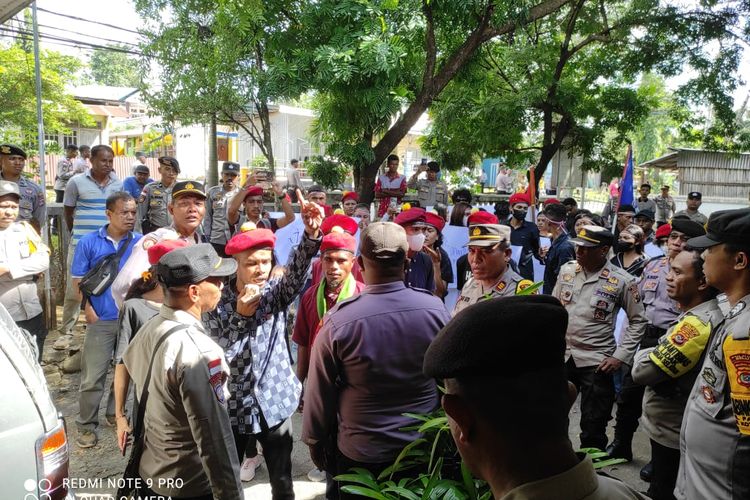 Kasus pembangunan jalan tambang di kawasan hutan lindung selalu memicu perdebatan sengit di masyarakat. Penambangan seringkali dianggap sebagai salah satu penyebab kerusakan lingkungan, dan dampaknya dapat dirasakan oleh generasi yang akan datang. Di Belu, sebuah kabupaten di Nusa Tenggara Timur, situasi ini semakin memanas setelah demonstrasi besar-besaran oleh warga yang menentang proyek tersebut. Dalam konteks ini, Kapolres Belu memberikan pernyataan yang perlu dicermati agar masyarakat mendapatkan gambaran yang jelas mengenai masalah ini. Artikel ini akan membahas lebih dalam mengenai isu ini, berbagai perspektif yang ada, serta langkah-langkah yang diambil oleh pihak berwenang. 1. Latar Belakang Proyek Jalan Tambang Pembangunan jalan tambang seringkali dipandang sebagai solusi untuk memperlancar akses ke lokasi pengambilan sumber daya alam. Namun, di balik keuntungan jangka pendek tersebut, ada risiko besar yang mengintai lingkungan. Di Belu, proyek ini muncul sebagai bagian dari upaya untuk meningkatkan ekonomi daerah dengan memanfaatkan sumber daya mineral yang ada di sekitar. Namun, banyak pihak yang mempertanyakan apakah manfaat ekonomi tersebut sebanding dengan kerugian lingkungan yang akan ditimbulkan. Sebelum proyek dimulai, seharusnya ada studi dampak lingkungan yang komprehensif. Dalam banyak kasus, studi ini seringkali diabaikan atau minim dilakukan, sehingga dampaknya tidak dapat ditebak. Penduduk setempat yang mengandalkan hutan sebagai sumber kehidupan merasa terancam, karena hutan lindung bukan hanya tempat tinggal flora dan fauna, tetapi juga tempat mereka beraktivitas sehari-hari. Akibatnya, kehadiran proyek ini menimbulkan ketidakpuasan yang mendorong masyarakat untuk melakukan aksi demonstrasi. 1.1 Tindakan dari Masyarakat Demonstrasi yang dilakukan oleh warga Belu merupakan bentuk protes yang sah dan memperlihatkan kepedulian mereka terhadap lingkungan. Mereka menyuarakan keberatan terhadap proyek jalan tambang yang dianggap merusak ekosistem. Dalam aksi tersebut, masyarakat menuntut pemerintah daerah untuk menghentikan proyek dan memperhatikan nasib lingkungan serta masyarakat yang menjadi korban. 1.2 Respon Pemerintah Pemerintah daerah seharusnya responsif terhadap suara masyarakat. Namun, sering kali terlihat bahwa kebijakan yang diambil lebih berpihak pada kepentingan ekonomi jangka pendek. Oleh karena itu, penting bagi masyarakat untuk terus berjuang dan menyuarakan pendapat mereka agar suara mereka didengar dan tindakan yang tepat dapat diambil. 2. Pandangan Kapolres Belu Kapolres Belu, sebagai perwakilan penegak hukum, memiliki tanggung jawab untuk memastikan ketertiban di wilayahnya. Dalam pernyataannya terkait aksi demonstrasi, Kapolres menegaskan pentingnya dialog antara pihak yang ingin melakukan pembangunan dan masyarakat yang terdampak. Kapolres menyadari bahwa ada satu sisi yang menginginkan pembangunan untuk meningkatkan ekonomi, namun di sisi lain ada hak masyarakat untuk melindungi lingkungan mereka. 2.1 Komitmen Kapolres terhadap Keadilan Kapolres Belu menyatakan komitmennya untuk menjamin hak berpendapat masyarakat. Dalam hal ini, dialog yang konstruktif antara semua pihak adalah kunci. Dengan adanya pertemuan yang melibatkan masyarakat, pemerintah, dan pihak terkait lainnya, diharapkan dapat ditemukan solusi yang saling menguntungkan. 2.2 Upaya Penegakan Hukum Kapolres juga menekankan bahwa penegakan hukum harus dilakukan secara adil dan transparan. Jika ada pelanggaran yang dilakukan oleh pihak pengembang, maka tindakan hukum yang tegas harus diambil. Sebaliknya, masyarakat juga diingatkan untuk tidak melakukan tindakan yang merugikan dan selalu mengedepankan dialog. 3. Dampak Lingkungan dari Pembangunan Jalan Tambang Salah satu isu utama yang muncul dalam konteks pembangunan jalan tambang adalah dampaknya terhadap lingkungan. Hutan lindung berperan penting dalam menjaga keseimbangan ekosistem, termasuk menyerap karbon, menjaga kualitas udara, dan mencegah erosi tanah. Ketika jalan tambang dibangun, banyak aspek lingkungan yang terancam. 3.1 Kehilangan Keanekaragaman Hayati Pembangunan jalan tambang dapat menyebabkan hilangnya habitat bagi berbagai spesies flora dan fauna. Beberapa spesies mungkin tidak dapat bertahan di habitat baru, yang berpotensi menambah jumlah spesies yang terancam punah. Keanekaragaman hayati yang hilang tidak hanya berdampak pada lingkungan, tetapi juga pada kesejahteraan masyarakat yang bergantung pada sumber daya alam. 3.2 Pencemaran Lingkungan Proses penambangan seringkali diiringi dengan pencemaran air dan tanah. Limbah yang dihasilkan dari kegiatan tambang dapat mencemari sumber air yang digunakan oleh masyarakat untuk kebutuhan sehari-hari. Oleh karena itu, penting untuk mempertimbangkan alternatif yang lebih ramah lingkungan dalam kegiatan penambangan. 4. Solusi dan Harapan untuk Masa Depan Masyarakat, pemerintah, dan pihak pengembang harus bekerja sama untuk menemukan solusi yang berkelanjutan. Dalam hal ini, edukasi mengenai pentingnya pelestarian lingkungan sangat diperlukan. Masyarakat harus dilibatkan dalam proses pengambilan keputusan agar mereka merasa memiliki hak atas lingkungan mereka. 4.1 Pengembangan Teknologi Ramah Lingkungan Salah satu harapan untuk masa depan adalah pengembangan teknologi yang lebih ramah lingkungan dalam kegiatan penambangan. Dengan memanfaatkan teknologi yang modern, diharapkan dampak negatif terhadap lingkungan dapat diminimalkan. Selain itu, pemanfaatan sumber daya alam juga dapat dilakukan secara berkelanjutan. 4.2 Mendorong Partisipasi Masyarakat Penting untuk melibatkan masyarakat dalam pengambilan keputusan yang berkaitan dengan lingkungan. Dengan adanya partisipasi dari masyarakat, diharapkan keputusan yang diambil dapat mencerminkan kepentingan bersama, serta menjaga keseimbangan antara pembangunan dan pelestarian lingkungan.