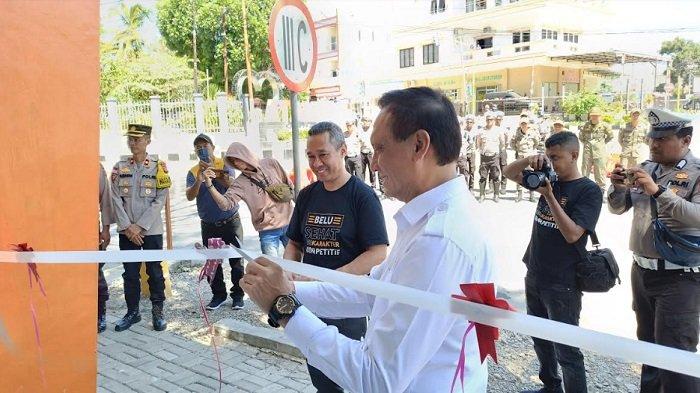 Pos Pelayanan Lalulintas Simpang Lima Atambua baru-baru ini diresmikan oleh Bupati Belu dan Kapolres Belu dalam sebuah acara yang dihadiri oleh berbagai elemen masyarakat. Pos ini diharapkan dapat meningkatkan pelayanan dan keselamatan lalu lintas di kawasan tersebut. Dengan meningkatnya mobilitas masyarakat dan aktivitas ekonomi, keberadaan pos ini dirasa sangat penting untuk menjaga keamanan dan ketertiban di jalan raya. Artikel ini akan menjelaskan lebih dalam mengenai latar belakang, tujuan, dan dampak dari peresmian pos pelayanan lalulintas tersebut. 1. Latar Belakang Peresmian Pos Pelayanan Lalulintas Sebelum membahas lebih jauh tentang peresmian Pos Pelayanan Lalulintas Simpang Lima Atambua, penting untuk memahami konteks dan latar belakang yang melatarbelakanginya. Atambua, sebagai salah satu kota yang terletak di perbatasan Indonesia-Timor Leste, memiliki potensi mobilitas yang tinggi. Banyaknya kendaraan yang melintas, baik dari dalam negeri maupun luar negeri, menjadikan kawasan ini rawan akan pelanggaran lalu lintas dan kecelakaan. Pemerintah daerah bersama dengan institusi kepolisian menyadari bahwa untuk menciptakan lingkungan lalu lintas yang aman dan tertib, diperlukan adanya fasilitas yang dapat mendukung pengawasan dan pelayanan. Oleh karena itu, pendirian pos pelayanan lalulintas ini merupakan langkah strategis yang diambil untuk menjawab tantangan tersebut. Pos ini akan berfungsi sebagai pusat informasi, pengawasan, dan pelayanan kepada masyarakat yang berhubungan dengan lalu lintas dan keselamatan berkendara. Dengan adanya pos pelayanan ini, diharapkan dapat memberikan kontribusi positif dalam mengurangi angka kecelakaan lalu lintas serta meningkatkan kesadaran masyarakat akan pentingnya tertib berlalu lintas. Selain itu, pos ini juga menjadi simbol komitmen pemerintah dalam menyediakan fasilitas publik yang mendukung keselamatan dan keamanan masyarakat. 2. Tujuan dan Fungsi Pos Pelayanan Lalulintas Pos Pelayanan Lalulintas Simpang Lima Atambua memiliki beberapa tujuan dan fungsi utama yang sangat signifikan bagi masyarakat. Pertama, pos ini bertujuan untuk meningkatkan keselamatan berlalu lintas. Dengan adanya petugas kepolisian yang siap sedia, masyarakat dapat merasa lebih aman saat berkendara. Mereka dapat melaporkan pelanggaran atau kejadian yang mencurigakan yang terjadi di sekitar kawasan tersebut. Kedua, pos ini berfungsi sebagai pusat informasi lalu lintas. Di era digital ini, masyarakat sering kali mencari informasi terkait kondisi lalu lintas melalui berbagai platform. Namun, tidak semua informasi yang diperoleh akurat. Dengan adanya pos pelayanan, masyarakat dapat langsung mendapatkan informasi yang valid dan dapat dipercaya dari petugas yang berwenang. Hal ini diharapkan dapat membantu masyarakat dalam merencanakan perjalanan mereka dengan lebih baik. Ketiga, pos ini juga berfungsi sebagai tempat edukasi bagi masyarakat. Petugas di pos tersebut akan memberikan sosialisasi tentang pentingnya keselamatan dalam berlalu lintas, seperti penggunaan helm, sabuk pengaman, dan aturan-aturan berlalu lintas lainnya. Edukasi ini sangat penting, terutama bagi pengendara muda yang mungkin belum sepenuhnya memahami risiko yang ada di jalan. Keempat, pos pelayanan ini juga berperan dalam menegakkan hukum. Dengan adanya pos, diharapkan dapat meningkatkan pengawasan terhadap pelanggaran lalu lintas, seperti mengemudi dalam keadaan mabuk atau melanggar batas kecepatan. Penegakan hukum yang tegas akan memberikan efek jera bagi pelanggar dan diharapkan dapat menurunkan angka kecelakaan di daerah tersebut. 3. Dampak Sosial dan Ekonomi dari Peresmian Pos Peresmian Pos Pelayanan Lalulintas Simpang Lima Atambua tidak hanya berdampak pada aspek keselamatan, tetapi juga memberikan dampak sosial dan ekonomi yang signifikan. Dari segi sosial, keberadaan pos ini menciptakan rasa aman di kalangan masyarakat. Masyarakat yang merasa aman akan lebih berani beraktivitas, baik dalam mobilitas sehari-hari maupun dalam kegiatan ekonomi. Hal ini mengarah pada peningkatan interaksi sosial, di mana masyarakat lebih aktif berpartisipasi dalam berbagai kegiatan di komunitas. Dari segi ekonomi, pos pelayanan ini dapat memperlancar arus lalu lintas dan mempercepat perjalanan. Dengan demikian, waktu yang dihabiskan untuk perjalanan menjadi lebih efisien. Hal ini sangat penting bagi para pelaku usaha yang bergantung pada transportasi untuk mendistribusikan barang dan jasa. Dengan kondisi lalu lintas yang lebih baik, diharapkan bisa mendukung pertumbuhan ekonomi lokal, karena barang dapat tiba tepat waktu dan kegiatan usaha dapat berlangsung tanpa hambatan. Selain itu, keberadaan pos pelayanan juga dapat menarik perhatian wisatawan. Dengan meningkatnya rasa aman dan tertib berlalu lintas, Atambua bisa menjadi pilihan destinasi yang menarik bagi wisatawan. Hal ini berdampak positif bagi sektor pariwisata yang merupakan salah satu sumber pendapatan bagi daerah. Dengan kata lain, Pos Pelayanan Lalulintas Simpang Lima Atambua tidak hanya berfungsi sebagai tempat pelayanan lalu lintas, tetapi juga sebagai katalisator bagi pembangunan sosial dan ekonomi di kawasan tersebut. Keberadaan pos ini harus didukung oleh semua elemen masyarakat agar dampak positifnya dapat dirasakan secara maksimal. 4. Harapan dan Proyeksi Ke depan Setelah diresmikannya Pos Pelayanan Lalulintas Simpang Lima Atambua, harapan besar tertuju pada keberlangusngan fungsi dan manfaat yang dapat diberikan oleh pos tersebut. Masyarakat diharapkan dapat aktif berpartisipasi dengan memberikan masukan dan laporan terkait kondisi lalu lintas di daerah mereka. Sinergi antara pemerintah, kepolisian, dan masyarakat akan sangat menentukan efektivitas pos ini dalam jangka panjang. Ke depan, diharapkan ada peningkatan fasilitas dan teknologi yang dapat mendukung operasional pos pelayanan. Misalnya, penggunaan kamera CCTV untuk memantau situasi lalu lintas secara real-time, atau aplikasi mobile yang memungkinkan masyarakat melaporkan pelanggaran atau kecelakaan secara cepat. Dengan memanfaatkan teknologi, efektivitas pos pelayanan dapat meningkat, dan pengawasan lalu lintas dapat dilakukan dengan lebih baik. Selain itu, edukasi berkala kepada masyarakat juga perlu dilakukan. Kegiatan sosialisasi tentang keselamatan berlalu lintas sebaiknya tidak hanya dilakukan saat peresmian, tetapi juga sebagai program berkelanjutan. Melalui program-program ini, diharapkan kesadaran masyarakat akan pentingnya keselamatan berlalu lintas semakin meningkat, sehingga dapat mengurangi angka kecelakaan di masa mendatang. Dengan semua harapan dan proyeksi ke depan ini, diharapkan Pos Pelayanan Lalulintas Simpang Lima Atambua benar-benar menjadi garda terdepan dalam menciptakan lingkungan lalu lintas yang aman dan tertib. Masyarakat, pemerintah, dan kepolisian harus terus bersinergi untuk mewujudkan visi tersebut.