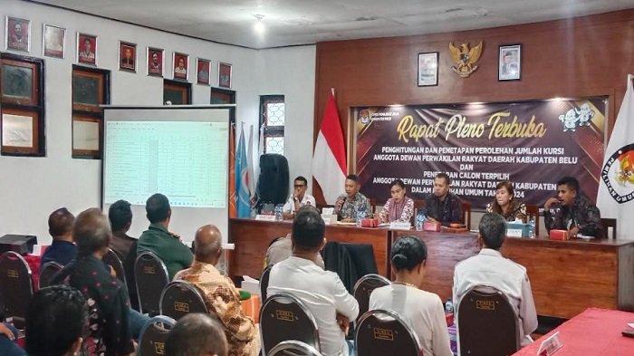 Komisi Pemilihan Umum (KPU) Kabupaten Belu baru-baru ini mengumumkan hasil pemilihan anggota Dewan Perwakilan Rakyat Daerah (DPRD) untuk periode 2024-2029. Penetapan ini merupakan hasil dari serangkaian proses pemilihan yang melibatkan masyarakat secara langsung. Dalam konteks demokrasi, pemilihan ini sangat penting karena anggota DPRD akan menjadi wakil rakyat yang berfungsi untuk menyampaikan aspirasi masyarakat dan mengawasi jalannya pemerintahan daerah. Artikel ini akan membahas lebih dalam tentang pengumuman KPU Belu terkait penetapan 30 anggota DPRD, proses pemilihan, tantangan yang dihadapi, serta harapan ke depan bagi masyarakat Belu. Proses Pemilihan dan Penetapan Anggota DPRD Proses pemilihan anggota DPRD di Kabupaten Belu melibatkan beberapa tahapan yang harus dilalui sebelum penetapan final oleh KPU. Pertama-tama, KPU melakukan sosialisasi untuk meningkatkan partisipasi masyarakat dalam pemilihan. Proses ini mencakup penyuluhan mengenai pentingnya memilih, serta informasi tentang calon yang bertanding. Setelah sosialisasi, tahapan selanjutnya adalah pengumpulan dan verifikasi data pemilih. KPU Belu bekerja sama dengan berbagai pihak untuk memastikan bahwa data pemilih akurat dan valid. Ini termasuk pengecekan terhadap identitas pemilih serta memastikan bahwa mereka terdaftar dalam daftar pemilih tetap (DPT). Tahapan pemungutan suara dilakukan pada hari yang telah ditentukan. Masyarakat diberikan kesempatan untuk memberikan suaranya di tempat-tempat pemungutan suara (TPS) yang telah ditentukan. Proses ini berlangsung dengan ketat dan diawasi oleh pihak yang berwenang untuk menghindari kecurangan. Setelah pemungutan suara, dilakukan penghitungan suara di tingkat TPS. Hasil penghitungan suara ini kemudian dilaporkan ke KPU untuk dilakukan verifikasi lebih lanjut. KPU melakukan rekapitulasi suara dan memastikan bahwa semua hasil pemungutan suara telah dicatat secara akurat. Setelah semua proses tersebut, KPU Belu akhirnya menetapkan 30 anggota DPRD terpilih untuk periode 2024-2029. Proses yang panjang dan rumit ini menunjukkan komitmen KPU dalam menjaga integritas pemilihan umum dan memastikan bahwa yang terpilih benar-benar merupakan pilihan masyarakat. Penetapan ini juga menjadi momen penting bagi partai-partai politik yang berpartisipasi, sebagai indikator keberhasilan strategi kampanye mereka. Tantangan dan Masalah dalam Pemilihan Meskipun proses pemilihan telah berjalan sesuai rencana, tantangan tetap ada dalam setiap tahapan. Salah satu tantangan terbesar yang dihadapi KPU Belu adalah masalah partisipasi masyarakat. Beberapa daerah di Kabupaten Belu memang dikenal memiliki tingkat partisipasi yang rendah, yang dapat dipengaruhi oleh berbagai faktor seperti kurangnya akses informasi, apatisme, atau masalah logistik. Selain itu, KPU juga harus berhadapan dengan potensi kecurangan dalam proses pemilihan. Oleh karena itu, pengawasan yang ketat dari berbagai pihak menjadi sangat penting untuk memastikan bahwa semua proses berjalan dengan transparan dan adil. KPU Belu mengimplementasikan sistem pengawasan yang melibatkan masyarakat, LSM, serta pengawas pemilu untuk meminimalkan risiko kecurangan. Selain tantangan internal, KPU juga perlu memperhatikan masalah eksternal seperti dinamika politik lokal yang bisa mempengaruhi stabilitas pemilihan. Terkadang, konflik kepentingan antara partai politik atau bahkan antara calon dapat menimbulkan isu-isu yang mempengaruhi kepercayaan masyarakat terhadap hasil pemilihan. KPU Belu berkomitmen untuk terus meningkatkan kualitas pemilihan di masa mendatang dengan cara melakukan evaluasi terhadap setiap tahapan yang telah dilalui. Dengan demikian, diharapkan pemilihan di tahun-tahun mendatang akan berjalan lebih baik dan dapat meningkatkan kepercayaan masyarakat kepada lembaga ini. Harapan Masyarakat terhadap Anggota DPRD yang Terpilih Setelah penetapan anggota DPRD yang baru, harapan masyarakat Kabupaten Belu tentu sangat tinggi terhadap mereka. Masyarakat menginginkan agar anggota DPRD terpilih dapat menjalankan tugas dan fungsinya dengan baik, yakni menyuarakan aspirasi rakyat serta mengawasi jalannya pemerintahan daerah. Salah satu harapan utama adalah agar anggota DPRD yang baru dapat lebih aktif dalam menjalin komunikasi dengan masyarakat. Masyarakat juga berharap agar anggota DPRD dapat memperhatikan isu-isu lokal yang menjadi fokus perhatian, seperti pendidikan, kesehatan, infrastruktur, dan pengembangan ekonomi daerah. Dengan latar belakang yang berbeda-beda, anggota DPRD diharapkan dapat membawa perspektif yang beragam untuk menyelesaikan masalah yang dihadapi masyarakat. Selain itu, transparansi dan akuntabilitas dalam pengelolaan anggaran daerah juga menjadi harapan penting. Masyarakat menginginkan agar setiap kebijakan yang diambil oleh DPRD dapat dipertanggungjawabkan, sehingga tidak ada celah untuk penyalahgunaan wewenang. Keterlibatan masyarakat dalam proses pengawasan kebijakan juga sangat diharapkan agar dapat menciptakan pemerintahan yang lebih bersih dan berintegritas. Terakhir, diharapkan juga agar anggota DPRD terpilih dapat menjadi jembatan antara masyarakat dan pemerintah. Komunikasi yang baik antara kedua pihak ini sangat penting dalam menciptakan kebijakan yang relevan dan tepat sasaran. Dengan demikian, harapan masyarakat terhadap anggota DPRD yang baru adalah agar mereka dapat menjalankan tugas mereka dengan penuh tanggung jawab dan dedikasi demi kemajuan Kabupaten Belu.