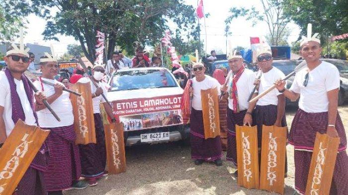 Parade Kebangsaan di Batas Negara adalah sebuah momen bersejarah yang menjadi wadah bagi masyarakat untuk merayakan keberagaman budaya dan mempererat persatuan antar daerah. Dalam konteks ini, warga Lamaholot dari diaspora Belu telah mengambil langkah signifikan dengan memperkenalkan Tarian Hedung, sebuah tarian tradisional yang kaya makna dan simbolisme. Tarian ini tidak hanya menjadi bagian dari identitas budaya Lamaholot, tetapi juga mencerminkan semangat kebersamaan dan keragaman yang ada di Indonesia. Melalui artikel ini, kita akan menjelajahi lebih dalam mengenai Tarian Hedung, sejarah dan makna di baliknya, serta dampaknya dalam konteks kebudayaan dan sosial di Indonesia. 1. Sejarah dan Asal Usul Tarian Hedung Tarian Hedung merupakan salah satu representasi penting dari budaya Lamaholot yang berasal dari pulau Flores, Nusa Tenggara Timur. Dalam tradisi masyarakat Lamaholot, Tarian Hedung tidak hanya sekadar pertunjukan seni, tetapi juga memiliki nilai historis dan spiritual yang mendalam. Menurut catatan sejarah, Tarian Hedung awalnya diciptakan sebagai bentuk syukur kepada Tuhan serta untuk menghormati leluhur. Tarian ini biasanya ditampilkan dalam berbagai ritual adat, seperti upacara pernikahan, perayaan hasil panen, dan berbagai acara penting lainnya dalam kehidupan masyarakat Lamaholot. Setiap gerakan dalam tarian ini memiliki makna tersendiri, yang menggambarkan hubungan antara manusia dengan alam dan kekuatan spiritual yang melingkupi kehidupan sehari-hari. Dalam pelaksanaan Tarian Hedung, para penari mengenakan pakaian adat yang berwarna-warni dan dilengkapi dengan berbagai aksesoris tradisional. Pakaian yang dikenakan biasanya terbuat dari kain tenun ikat yang merupakan hasil kerajinan tangan masyarakat setempat, mencerminkan keindahan serta kearifan lokal yang telah diwariskan dari generasi ke generasi. Dalam parade kebangsaan yang diadakan di batas negara, warga Lamaholot diaspora Belu menggunakan kesempatan ini untuk memperkenalkan Tarian Hedung kepada publik yang lebih luas. Dengan melibatkan para seniman lokal dan generasi muda, mereka memastikan bahwa tradisi ini tetap hidup dan tidak punah oleh arus modernisasi. Tarian Hedung tidak hanya menjadi alat untuk melestarikan budaya, tetapi juga sebagai media untuk memperkuat rasa kebersamaan dan identitas bangsa. 2. Makna dan Simbolisme di Balik Tarian Hedung Tarian Hedung bukan hanya sekadar pertunjukan fisik; ada banyak makna dan simbolisme yang terkandung di dalamnya. Setiap gerakan, irama, dan elemen dalam tarian ini memiliki tujuan dan arti yang dalam. Salah satu makna utama dari Tarian Hedung adalah ungkapan rasa syukur. Dalam setiap gerakan, para penari menyampaikan rasa terima kasih kepada Tuhan atas segala berkah yang diterima, baik dalam bentuk hasil pertanian, kesehatan, maupun kebahagiaan keluarga. Melalui tarian ini, masyarakat Lamaholot percaya bahwa mereka bisa menjaga hubungan baik dengan alam dan spiritualitas. Selain itu, Tarian Hedung juga melambangkan persatuan dan kekeluargaan. Dalam tarian ini, seringkali para penari berpasangan atau berkelompok, menunjukkan pentingnya kerjasama dan saling mendukung di antara anggota masyarakat. Hal ini menjadi simbol bahwa dalam kehidupan sehari-hari, masyarakat harus mampu bersinergi dan saling membantu satu sama lain, terlepas dari perbedaan yang ada. Simbolisme lain yang terdapat dalam Tarian Hedung adalah perlambangan harapan dan doa. Dalam setiap penampilan, para penari berdoa agar masa depan yang lebih baik dapat terwujud, baik untuk diri mereka sendiri, keluarga, maupun komunitas. Pesan ini sangat relevan dalam konteks kehidupan masyarakat Indonesia yang beragam, di mana harapan akan kedamaian dan kesejahteraan bagi seluruh rakyat harus tetap menjadi prioritas utama. Dengan memperkenalkan Tarian Hedung dalam Parade Kebangsaan, warga Lamaholot diaspora Belu berusaha menanamkan nilai-nilai ini kepada generasi muda dan masyarakat luas, agar makna dan simbolisme di balik tarian ini tetap relevan dan dihayati oleh semua kalangan. 3. Dampak Sosial dan Budaya Tarian Hedung dalam Masyarakat Pengkenalan Tarian Hedung dalam Parade Kebangsaan di Batas Negara memiliki dampak yang signifikan dalam konteks sosial dan budaya masyarakat. Salah satu dampak utama adalah meningkatnya kesadaran akan nilai-nilai budaya lokal yang terkadang terabaikan oleh modernisasi. Melalui parade ini, masyarakat diingatkan akan pentingnya melestarikan budaya dan tradisi. Tarian Hedung menjadi salah satu cara untuk menyampaikan pesan bahwa budaya lokal tidak hanya berharga, tetapi juga harus dihargai dan dilestarikan. Hal ini penting untuk menjaga identitas bangsa di tengah arus globalisasi yang semakin kuat. Selain itu, partisipasi warga Lamaholot diaspora Belu dalam parade ini menciptakan ruang bagi dialog antarbudaya. Tarian Hedung menjadi jembatan untuk mengenalkan budaya Lamaholot kepada masyarakat luas, termasuk kepada generasi muda yang mungkin belum memiliki pengetahuan yang cukup tentang budaya mereka sendiri. Dalam konteks ini, Tarian Hedung berfungsi sebagai alat pendidikan yang efektif untuk mengenalkan dan mendiskusikan keberagaman budaya yang ada di Indonesia. Dampak positif lainnya adalah peningkatan rasa kebersamaan dan persatuan di antara masyarakat. Dengan menampilkan Tarian Hedung, para penari dan penonton merasa terhubung satu sama lain, membangun rasa solidaritas yang kuat. Hal ini sangat penting dalam konteks kebangsaan, di mana persatuan dan kesatuan menjadi fondasi untuk mencapai kemajuan bersama. Melalui pengenalan Tarian Hedung dalam Parade Kebangsaan, warga Lamaholot diaspora Belu telah menciptakan sebuah momentum yang mendorong masyarakat untuk lebih menghargai dan melestarikan budaya mereka sendiri, sekaligus memperkuat rasa cinta tanah air. 4. Tarian Hedung sebagai Identitas Budaya di Era Globalisasi Di era globalisasi seperti sekarang, tantangan untuk melestarikan budaya lokal semakin besar. Namun, dengan pengenalan Tarian Hedung, warga Lamaholot diaspora Belu menunjukkan bahwa budaya lokal tetap memiliki tempat di tengah arus perubahan zaman. Tarian Hedung tidak hanya menjadi salah satu kebanggaan masyarakat Lamaholot, tetapi juga sebagai simbol identitas budaya yang harus dijaga dan diperjuangkan. Dalam budaya yang semakin homogen, Tarian Hedung mengingatkan kita akan kekayaan dan keanekaragaman yang dimiliki oleh bangsa Indonesia. Pengenalan Tarian Hedung dalam Parade Kebangsaan juga menjadi kesempatan bagi generasi muda untuk terlibat dalam pelestarian budaya. Dengan mengajak generasi muda untuk berpartisipasi, mereka tidak hanya belajar tentang tarian ini, tetapi juga memahami nilai-nilai yang terkandung di dalamnya. Ini adalah langkah penting agar budaya Lamaholot tidak hanya menjadi warisan, tetapi juga dapat dihidupkan dan dimodernisasi sesuai dengan konteks zaman. Tidak hanya itu, Tarian Hedung juga memiliki potensi untuk menjadi daya tarik pariwisata. Dengan memperkenalkan tarian ini secara luas, diharapkan bisa menarik perhatian wisatawan lokal maupun mancanegara untuk mengenal lebih dalam tentang budaya Lamaholot dan Indonesia secara keseluruhan. Hal ini akan memberikan manfaat ekonomi bagi masyarakat dan menghidupkan kembali tradisi yang mungkin terancam punah. Dengan demikian, Tarian Hedung menjadi lebih dari sekadar tarian; ia menjadi simbol perjuangan untuk melestarikan budaya di tengah tantangan globalisasi, sekaligus sebagai alat untuk meningkatkan kesadaran dan kebanggaan akan identitas budaya lokal.