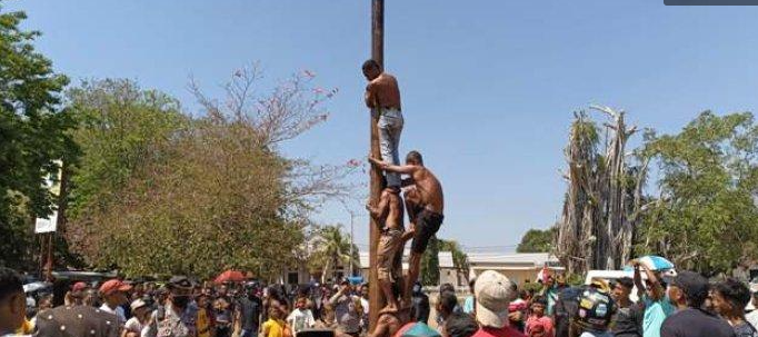 Setiap tahun, Indonesia merayakan Hari Ulang Tahun (HUT) Kemerdekaan Republik Indonesia sebagai momen bersejarah yang sarat dengan nilai perjuangan dan persatuan. Dalam rangka memeriahkan HUT ke-79 kemerdekaan, Pemerintah Daerah (Pemda) Belu mengambil inisiatif untuk menyelenggarakan Lomba Panjat Pinang. Lomba ini tidak hanya menjadi ajang hiburan, tetapi juga melambangkan semangat gotong royong dan kebersamaan masyarakat dalam merayakan kemerdekaan. Kegiatan ini diharapkan bisa menguatkan rasa cinta tanah air, serta mempererat hubungan antarwarga. Artikel ini akan membahas lebih dalam mengenai lomba Panjat Pinang yang digelar Pemda Belu, mulai dari sejarahnya, pelaksanaan lomba, dampak bagi masyarakat, hingga harapan ke depan. 1. Sejarah dan Makna Lomba Panjat Pinang Lomba Panjat Pinang merupakan tradisi yang telah ada sejak lama di masyarakat Indonesia, terutama saat perayaan hari kemerdekaan. Pertama kali diperkenalkan sebagai bagian dari perayaan kemerdekaan, lomba ini mengandung makna simbolis yang dalam. Tiang pinang yang dilumuri dengan minyak menggambarkan berbagai rintangan yang harus dihadapi untuk mencapai tujuan. Dalam konteks kemerdekaan, ini mencerminkan perjuangan bangsa Indonesia yang telah mengatasi berbagai tantangan demi mencapai kebebasan. Seiring berjalannya waktu, Lomba Panjat Pinang tidak hanya menjadi sekadar permainan, tetapi juga menjadi tradisi yang memperkuat rasa persatuan dan kebersamaan masyarakat. Di Belu, lomba ini menjadi salah satu acara yang paling dinantikan oleh warga. Masyarakat berkumpul untuk menyaksikan dan berpartisipasi dalam lomba ini, menjadikan suasana perayaan semakin meriah. Panjat pinang juga memiliki nilai-nilai luhur yang erat kaitannya dengan semangat gotong royong. Dalam lomba ini, peserta tidak hanya bersaing secara individu tetapi juga bergandeng tangan dengan kelompoknya. Ini mencerminkan nilai-nilai kebersamaan dan solidaritas yang menjadi ciri khas budaya Indonesia. Oleh karena itu, pelaksanaan lomba panjat pinang di Belu pada HUT ke-79 Kemerdekaan RI menegaskan pentingnya menjaga nilai-nilai tersebut di tengah dinamika kehidupan masyarakat. 2. Persiapan Pelaksanaan Lomba Persiapan untuk pelaksanaan Lomba Panjat Pinang tidaklah mudah. Pemda Belu memerlukan waktu dan tenaga untuk merencanakan serta melaksanakan kegiatan ini secara efektif. Mulai dari pemilihan lokasi, penyediaan peralatan, hingga sosialisasi kepada masyarakat menjadi langkah-langkah penting yang diambil. Pertama, Pemda Belu memilih lokasi yang strategis dan nyaman untuk penonton. Lokasi tersebut harus mampu menampung banyak orang, sehingga masyarakat dapat menikmati acara dengan leluasa. Selain itu, pemda juga memastikan bahwa tiang panjat pinang dibangun dengan aman dan sesuai standar. Keselamatan peserta menjadi prioritas utama dalam setiap kegiatan yang diadakan. Selanjutnya, sosialisasi juga menjadi bagian krusial dalam persiapan ini. Pemda Belu melakukan kampanye untuk mengenalkan lomba ini kepada masyarakat, baik melalui media sosial, poster, maupun pengumuman langsung. Hal ini bertujuan untuk mengundang sebanyak mungkin peserta dan penonton, sehingga suasana acara semakin meriah. Persiapan juga mencakup pengaturan jadwal lomba. Tim panitia bekerja keras untuk memastikan bahwa semua berjalan sesuai rencana. Dengan adanya koordinasi yang baik, diharapkan lomba dapat berjalan dengan lancar dan memberikan hiburan yang berkualitas bagi seluruh masyarakat. 3. Pelaksanaan Lomba Panjat Pinang Pelaksanaan lomba Panjat Pinang di Belu berlangsung dengan semarak. Ratusan warga hadir untuk menyaksikan dan berpartisipasi dalam lomba yang telah menjadi tradisi ini. Acara dimulai dengan penyampaian sambutan dari pejabat Pemda yang menjelaskan makna pentingnya lomba dalam konteks perayaan kemerdekaan. Suasana penuh kegembiraan dan semangat patriotisme tampak jelas dari wajah para peserta dan penonton. Lomba dibagi menjadi beberapa kategori, sehingga semua kalangan bisa ikut berpartisipasi, mulai dari anak-anak hingga orang dewasa. Para peserta dengan antusias berusaha memanjat tiang yang dilumuri minyak sambil berusaha meraih hadiah yang terletak di puncak. Penonton pun memberikan dukungan dan sorakan yang menggugah semangat para peserta. Tentu saja, lomba ini juga dilengkapi dengan berbagai atraksi dan hiburan lainnya, seperti penampilan seni budaya lokal. Hal ini tak hanya menjadikan lomba lebih menarik, tetapi juga memperkenalkan budaya Belu kepada masyarakat luas. Dengan demikian, pelaksanaan lomba Panjat Pinang tidak hanya menjadi ajang kompetisi, tetapi juga media untuk memperkenalkan dan melestarikan budaya lokal. 4. Dampak dan Harapan ke Depan Lomba Panjat Pinang yang digelar Pemda Belu tidak hanya berdampak pada hiburan semata, tetapi juga memberikan efek positif bagi masyarakat. Acara ini berhasil memperkuat rasa kebersamaan dan persatuan di antara warga. Saat melihat peserta berlomba, masyarakat secara otomatis merasa terlibat dan memiliki rasa kepemilikan terhadap acara tersebut. Dari sisi ekonomi, lomba ini juga memberikan dampak positif. Kehadiran ribuan penonton tentu saja meningkatkan aktivitas ekonomi lokal. Pedagang kecil yang menjajakan makanan dan minuman turut merasakan manfaat dari acara ini. Dengan demikian, acara ini tidak hanya membawa keceriaan tetapi juga memberi dampak ekonomi yang signifikan bagi masyarakat Belu. Harapan ke depan adalah agar kegiatan seperti ini terus dilaksanakan dan menjadi bagian integral dari perayaan hari kemerdekaan. Pemda Belu diharapkan dapat terus mengembangkan dan meningkatkan kualitas acara agar semakin menarik bagi masyarakat. Selain itu, diharapkan agar tradisi ini dapat menjadi promosi bagi budaya lokal dan meningkatkan rasa cinta tanah air di kalangan generasi muda.