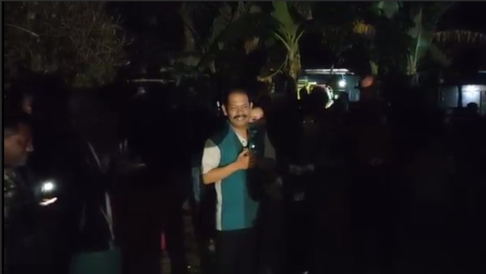 Di tengah tantangan yang dihadapi masyarakat, terutama dalam hal kebutuhan dasar seperti air bersih dan listrik, Polres Belu mengambil langkah proaktif untuk membantu warga. Krisis air bersih dan listrik yang melanda daerah ini tidak hanya mempengaruhi kualitas hidup masyarakat, tetapi juga berdampak pada kesehatan dan pendidikan anak-anak. Dalam artikel ini, kita akan membahas inisiatif yang diambil oleh Polres Belu dalam mengatasi krisis ini dan dampaknya terhadap masyarakat. Melalui langkah-langkah konkret, Polres Belu berkomitmen untuk memastikan bahwa kebutuhan dasar warga terpenuhi dengan baik. 1. Permasalahan Krisis Air Bersih di Belu Krisis air bersih di Belu menjadi salah satu masalah yang sangat serius. Banyak desa di daerah ini mengalami kesulitan dalam mendapatkan akses air bersih, terutama pada musim kemarau. Sumber air yang ada sering kali tidak memadai, dan ketika ada, kualitasnya pun sering kali diragukan. Hal ini disebabkan oleh beberapa faktor, termasuk perubahan iklim, pengelolaan sumber daya air yang kurang baik, dan peningkatan populasi yang cepat. Sebagai respons, Polres Belu meluncurkan program untuk membantu masyarakat mengatasi masalah air bersih. Mereka bekerja sama dengan berbagai pihak, termasuk dinas terkait dan lembaga swadaya masyarakat, untuk menyediakan air bersih dalam bentuk droping air ke desa-desa yang paling terkena dampak. Program ini tidak hanya sekadar memberikan bantuan sementara, tetapi juga mencakup pendidikan kepada masyarakat mengenai pentingnya pengelolaan air yang baik. Melalui pelatihan dan sosialisasi, Polres Belu berusaha memberdayakan masyarakat agar mereka dapat mengelola sumber daya air dengan lebih efektif. Pendekatan ini diharapkan dapat mengurangi ketergantungan pada bantuan luar dan meningkatkan kesadaran masyarakat tentang pentingnya menjaga dan melestarikan sumber daya air. Selain itu, Polres Belu juga berupaya menjalin kerja sama dengan pihak swasta untuk membangun infrastruktur yang diperlukan, seperti sumur bor dan instalasi pengolahan air. Dengan adanya fasilitas ini, diharapkan akses masyarakat terhadap air bersih dapat meningkat secara signifikan. Melalui berbagai inisiatif ini, Polres Belu menunjukkan komitmennya untuk memberikan solusi jangka panjang bagi masalah krisis air bersih. 2. Upaya Polres Belu dalam Penyediaan Listrik Tidak hanya krisis air, masalah listrik pun menjadi perhatian utama di Belu. Banyak daerah yang belum terjangkau oleh listrik, sehingga menghambat kegiatan ekonomi dan pendidikan. Polres Belu memahami bahwa listrik adalah salah satu kebutuhan dasar yang sangat penting untuk meningkatkan kualitas hidup masyarakat. Dalam upaya menyelesaikan masalah ini, Polres Belu bekerja sama dengan PLN dan pihak-pihak lain untuk mendata daerah-daerah yang belum teraliri listrik. Setelah mendapatkan data yang akurat, Polres berupaya untuk mempercepat proses penyambungan listrik ke desa-desa tersebut. Selain itu, mereka juga memberi dukungan dalam bentuk penyuluhan mengenai penggunaan listrik yang efisien dan aman. Salah satu langkah nyata yang diambil adalah dengan menyediakan generator listrik sementara bagi desa-desa yang sangat membutuhkan. Ini memberikan solusi jangka pendek untuk kebutuhan listrik, terutama dalam situasi darurat. Namun, Polres Belu dan masyarakat juga berkomitmen untuk mencari solusi jangka panjang, seperti pengembangan energi terbarukan. Inisiatif ini diharapkan tidak hanya akan memberikan akses listrik bagi masyarakat, tetapi juga mendorong pertumbuhan ekonomi lokal. Dengan adanya listrik, masyarakat dapat mengembangkan usaha kecil, dan anak-anak pun dapat belajar dengan lebih baik di malam hari. Dengan demikian, upaya ini diharapkan dapat membawa perubahan positif bagi kehidupan masyarakat di Belu. 3. Kolaborasi dengan Masyarakat dan Pemangku Kepentingan Kolaborasi antara Polres Belu, masyarakat, dan berbagai pemangku kepentingan lainnya merupakan kunci sukses dalam mengatasi krisis air bersih dan listrik. Polres Belu tidak hanya berperan sebagai penyedia bantuan, tetapi juga sebagai fasilitator yang menjembatani kebutuhan masyarakat dengan sumber daya yang ada. Masyarakat dilibatkan dalam setiap tahap program, mulai dari perencanaan hingga pelaksanaan. Dengan melibatkan masyarakat, Polres Belu memastikan bahwa setiap langkah yang diambil sesuai dengan kebutuhan dan kondisi lokal. Ini juga membantu meningkatkan rasa memiliki masyarakat terhadap program yang dilaksanakan, sehingga mereka lebih berkomitmen untuk menjaga dan merawat sumber daya yang diberikan. Selain itu, Polres Belu juga menjalin kemitraan dengan lembaga swasta dan organisasi non-pemerintah untuk mengoptimalkan sumber daya yang ada. Melalui kolaborasi ini, diharapkan muncul inovasi-inovasi baru yang dapat membantu mengatasi masalah yang dihadapi. Misalnya, beberapa perusahaan menyediakan teknologi pengolahan air yang lebih efisien atau solusi energi terbarukan yang ramah lingkungan. Dengan pendekatan kolaboratif ini, Polres Belu tidak hanya mengatasi masalah krisis air dan listrik, tetapi juga membangun komitmen bersama antara semua pihak untuk menciptakan Belu yang lebih baik. Kolaborasi yang kuat akan memastikan keberlanjutan program, sehingga masyarakat dapat terus merasakan manfaatnya dalam jangka panjang. 4. Dampak Positif bagi Masyarakat Dampak dari upaya Polres Belu dalam mengatasi krisis air bersih dan listrik sangat signifikan bagi masyarakat. Dengan adanya akses terhadap air bersih, kesehatan masyarakat meningkat. Penyakit yang disebabkan oleh air kotor dapat diminimalisir, sehingga angka kesakitan dan kematian, terutama di kalangan anak-anak, dapat diturunkan. Selain itu, akses listrik yang lebih baik memungkinkan masyarakat untuk menjalankan kegiatan ekonomi dengan lebih efisien. Usaha kecil dapat beroperasi lebih lama, yang berarti peningkatan pendapatan bagi keluarga. Pendidikan juga mendapatkan dampak positif, karena anak-anak dapat belajar dengan lebih baik di malam hari berkat penerangan yang memadai. Lebih dari itu, inisiatif ini membangun rasa solidaritas dan kebersamaan di antara masyarakat. Ketika masyarakat terlibat dalam program-program ini, mereka merasa lebih berdaya dan bertanggung jawab atas kesejahteraan lingkungan mereka sendiri. Ini membawa perubahan budaya yang positif, di mana masyarakat menjadi lebih sadar akan pentingnya menjaga sumber daya alam dan berkontribusi pada pembangunan daerah. Secara keseluruhan, upaya yang dilakukan oleh Polres Belu dalam mengatasi krisis air bersih dan listrik tidak hanya memberikan solusi langsung, tetapi juga membangun fondasi yang kuat untuk masa depan yang lebih baik bagi masyarakat Belu.