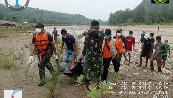 Bencana alam seperti banjir sering kali membawa dampak yang menghancurkan, tidak hanya terhadap infrastruktur tetapi juga terhadap kehidupan masyarakat. Di Kabupaten Belu, Nusa Tenggara Timur, sebuah insiden tragis terjadi ketika seorang lansia dilaporkan tewas terseret arus banjir saat sedang menggembalakan sapi. Peristiwa ini tidak hanya menggugah rasa empati kita, tetapi juga mengingatkan kita akan pentingnya kewaspadaan dan pengetahuan tentang cara bertahan hidup di tengah bencana alam. Artikel ini akan membahas dengan mendalam faktor-faktor yang menyebabkan kejadian ini, dampaknya terhadap keluarga dan masyarakat, serta langkah-langkah pencegahan yang dapat diambil untuk mengurangi risiko serupa di masa depan. 1. Kejadian Tragis: Kronologi Tewasnya Lansia di Belu Kejadian di Belu dimulai ketika hujan deras mengguyur wilayah tersebut selama beberapa hari berturut-turut. Hujan yang berlebihan menyebabkan sungai-sungai meluap dan membanjiri area sekitar. Lansia yang bernama Bapak Joni, berusia 67 tahun, merupakan seorang peternak sapi yang telah berpengalaman. Saat itu, beliau sedang menggembalakan sapi-sapinya di area sekitar sungai yang telah meluap. Kronologi kejadian berawal ketika Bapak Joni mencoba untuk menggeser sapi-sapinya ke tempat yang lebih aman. Dia menyadari bahwa air mulai mengalir deras dan berusaha untuk menavigasi sapi-sapinya menjauh dari arus yang berbahaya. Namun, dalam usaha tersebut, Bapak Joni tidak memperhatikan kedalaman air dan arus yang mengalir kencang. Dalam sekejap, arus yang kuat menyeret beliau sehingga tidak ada kesempatan untuk menyelamatkan diri. Masyarakat sekitar yang menyaksikan kejadian tersebut berusaha untuk memberikan pertolongan. Namun, upaya mereka sia-sia karena arus banjir yang sangat kuat. Kejadian ini menjadi sorotan tidak hanya bagi keluarga Bapak Joni tetapi juga bagi seluruh masyarakat Belu yang merasakan dampak dari bencana alam yang tidak dapat diprediksi ini. Kehilangan Bapak Joni menjadi pelajaran pahit bagi masyarakat tentang pentingnya awas terhadap perubahan cuaca dan potensi bencana alam. Meski beliau seorang peternak berpengalaman, situasi yang tidak terduga dapat menimpa siapa saja, tanpa memandang usia atau keahlian. 2. Dampak Sosial dan Emosional terhadap Keluarga dan Masyarakat Kematian Bapak Joni tidak hanya berdampak pada keluarga langsungnya tetapi juga pada komunitas di sekitarnya. Bagi keluarganya, terutama anak-anak dan istri, kehilangan sosok kepala rumah tangga yang selama ini menjadi penopang ekonomi dan panutan menjadi sebuah pukulan telak. Istri Bapak Joni, yang selama ini berjuang bersamanya, kini harus menghadapi realitas hidup tanpa pendamping. Anak-anaknya juga merasakan kehilangan yang mendalam, baik secara emosional maupun finansial. Dampak emosional yang dialami oleh keluarga Bapak Joni mungkin tidak akan teratasi dalam waktu dekat. Mereka harus berjuang menghadapi kesedihan dan trauma yang ditinggalkan. Selain itu, masyarakat di Belu juga merasakan dampak dari kehilangan ini. Bapak Joni dikenal sebagai sosok yang baik hati dan selalu siap membantu tetangga. Kehilangan figur seperti beliau mengurangi rasa kebersamaan dan solidaritas di komunitas tersebut. Di sisi lain, insiden ini juga mengingatkan masyarakat akan pentingnya melakukan mitigasi dan persiapan menghadapi bencana. Banyak warga di Belu yang merasa rentan terhadap bencana alam, terutama banjir, namun sering kali merasa tidak memiliki pengetahuan atau sumber daya untuk melindungi diri. Kejadian ini memicu pembicaraan di kalangan masyarakat tentang perlunya pelatihan dan edukasi mengenai bagaimana menghadapi situasi darurat. Bencana alam seperti ini, pada akhirnya, bukan hanya sekadar angka statistik, tetapi juga menyisakan cerita dan dampak mendalam dalam kehidupan masyarakat. Kesadaran dan kesiapan masyarakat menjadi kunci untuk menghadapi bencana serupa di masa depan. 3. Faktor-Faktor Penyebab Banjir di Belu Banjir di Belu bukanlah fenomena tiba-tiba. Ada sejumlah faktor yang berkontribusi terhadap terjadinya bencana ini. Pertama, faktor cuaca ekstrem yang disebabkan oleh perubahan iklim global menjadi salah satu penyebab utama. Hujan yang terus menerus dan intensitas tinggi menyebabkan tanah menjadi jenuh, sehingga tidak mampu lagi menyerap air. Hal ini berakibat pada meluapnya sungai dan genangan air di permukiman. Kedua, faktor topografi wilayah Belu juga berperan penting. Daerah ini memiliki kontur yang berbukit dan sungai yang mengalir melalui dataran rendah. Ketika curah hujan meningkat, air akan mengalir dengan cepat dari daerah tinggi ke rendah, dan tanpa adanya sistem drainase yang baik, genangan air akan mudah terjadi. Ketiga, faktor pengelolaan lahan dan penggunaan lahan yang tidak bijaksana juga dapat memperburuk situasi. Penebangan hutan yang berlebihan untuk membuka lahan pertanian dan pemukiman menyebabkan berkurangnya daerah resapan air. Tanpa adanya vegetasi yang cukup, air hujan akan langsung mengalir ke sungai dan saluran air, meningkatkan risiko banjir. Terakhir, kurangnya infrastruktur yang memadai untuk menangani air hujan, seperti saluran drainase yang baik, juga menjadi faktor penyebab. Di banyak daerah, saluran drainase yang ada tidak berfungsi dengan baik akibat tersumbat oleh sampah atau material lainnya, sehingga memperburuk situasi saat hujan deras. Untuk mengurangi risiko bencana banjir di masa depan, diperlukan kolaborasi antara pemerintah, masyarakat, dan organisasi non-pemerintah dalam melakukan pemetaan risiko, pembangunan infrastruktur yang tepat, dan edukasi tentang pentingnya konservasi lingkungan. 4. Langkah-Langkah Pencegahan untuk Mengurangi Risiko Banjir Setelah insiden tragis yang menimpa Bapak Joni, penting bagi masyarakat dan pemerintah untuk mengambil langkah-langkah nyata dalam mencegah terulangnya kejadian serupa. Pertama, peningkatan kesadaran masyarakat tentang bencana alam perlu dilakukan melalui edukasi dan pelatihan. Masyarakat harus diajarkan tentang tanda-tanda bahaya, cara evakuasi, dan perlindungan diri saat terjadi bencana. Kedua, pemerintah daerah perlu melakukan penataan ruang dan pengelolaan lahan yang lebih baik. Hal ini termasuk menjaga dan memulihkan kawasan hutan, terutama di daerah hulu sungai, untuk mengurangi aliran air yang cepat ke daerah rendah. Penanaman pohon dan vegetasi lainnya di sekitar sungai juga penting untuk meningkatkan resapan air. Ketiga, pembangunan infrastruktur yang memadai, seperti saluran drainase dan bendungan, harus menjadi prioritas. Saluran drainase perlu dibangun dengan baik dan rutin dibersihkan agar tidak tersumbat. Selain itu, bendungan kecil di hulu sungai dapat membantu menampung air saat hujan deras. Keempat, program mitigasi bencana harus menjadi bagian dari kebijakan pemerintah daerah. Ini termasuk penyusunan rencana kontinjensi, simulasi evakuasi, serta pemetaan risiko bencana. Melibatkan masyarakat dalam proses ini akan meningkatkan rasa kepemilikan dan kesadaran akan pentingnya kesiapsiagaan. Terakhir, kolaborasi antar lembaga dan organisasi non-pemerintah sangat penting untuk memperkuat upaya pencegahan dan penanganan bencana. Dengan melibatkan semua pihak, diharapkan program mitigasi dapat berjalan efektif dan mampu menyelamatkan nyawa serta mengurangi kerugian yang diakibatkan oleh bencana alam.